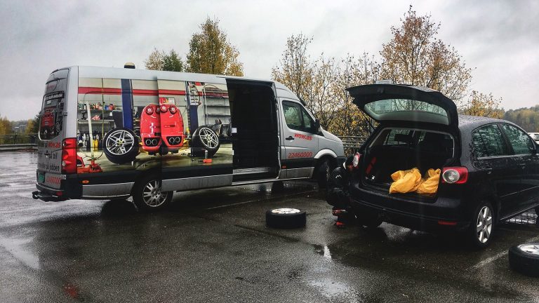 Digital dekktjeneste bytter dekk på bilen din der den måtte befinne seg