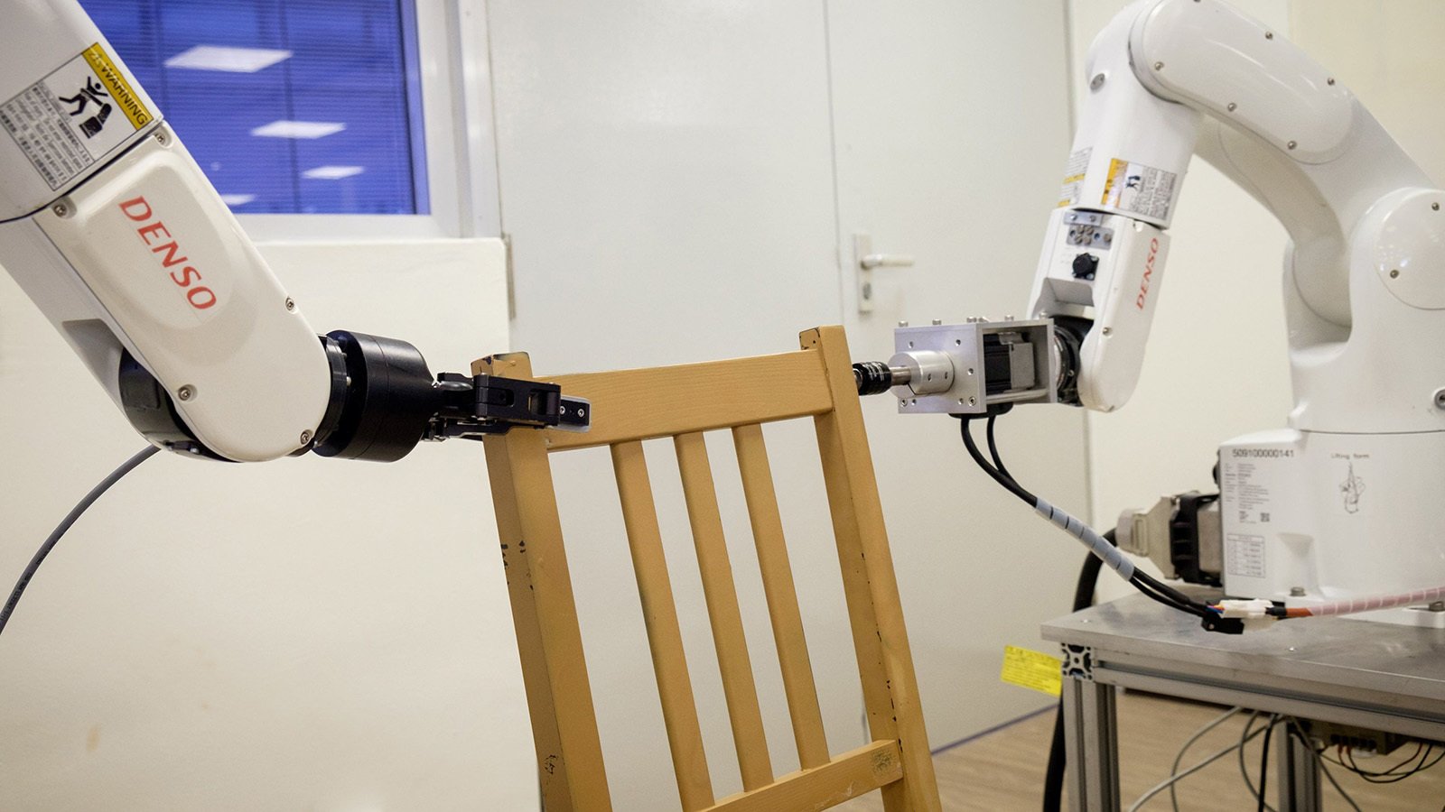 Forskere har brukt tre år på å få robotene til å gjøre jobben - se video her