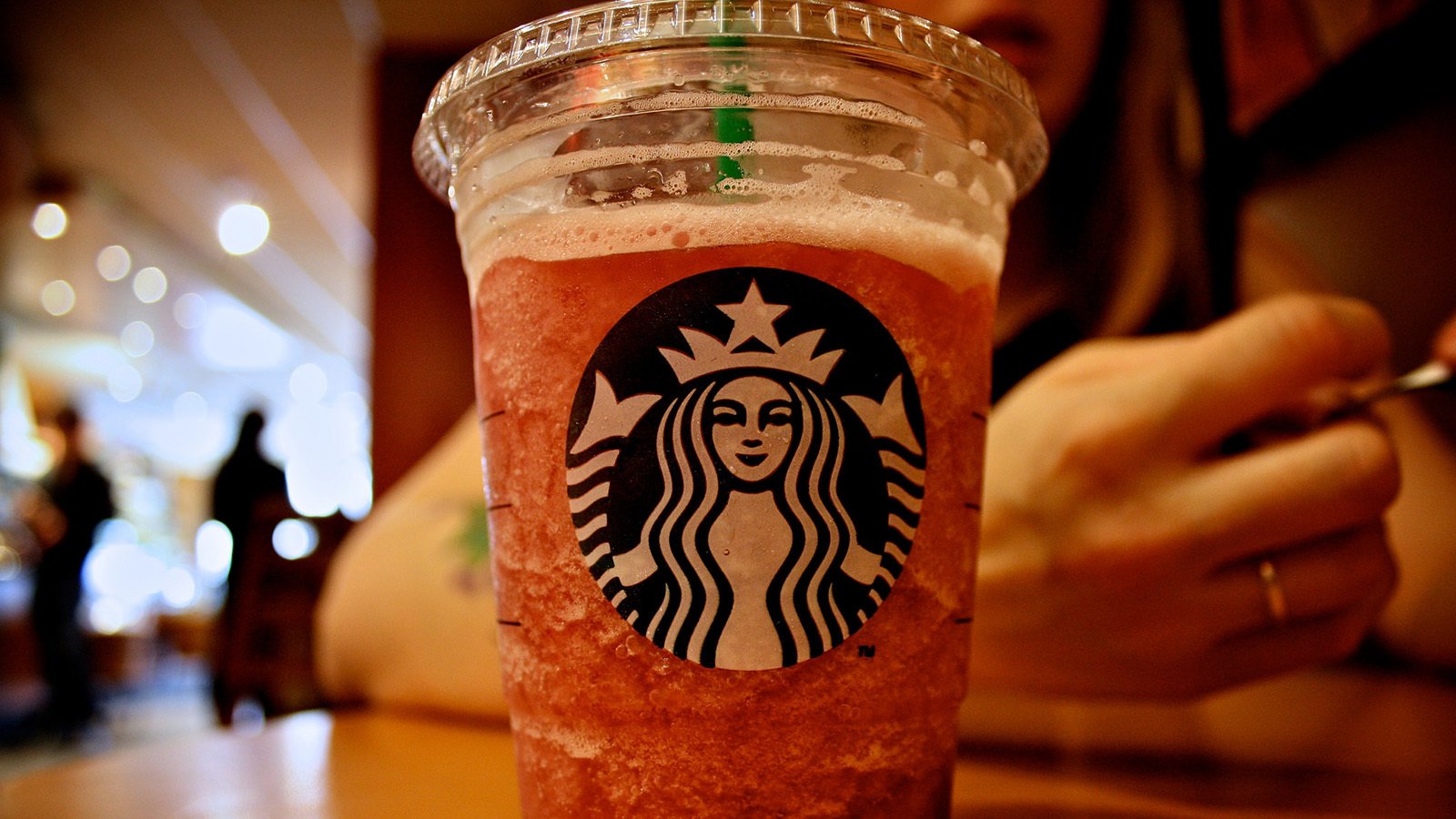 Starbucks går mot strømmen - kutter ut netthandel